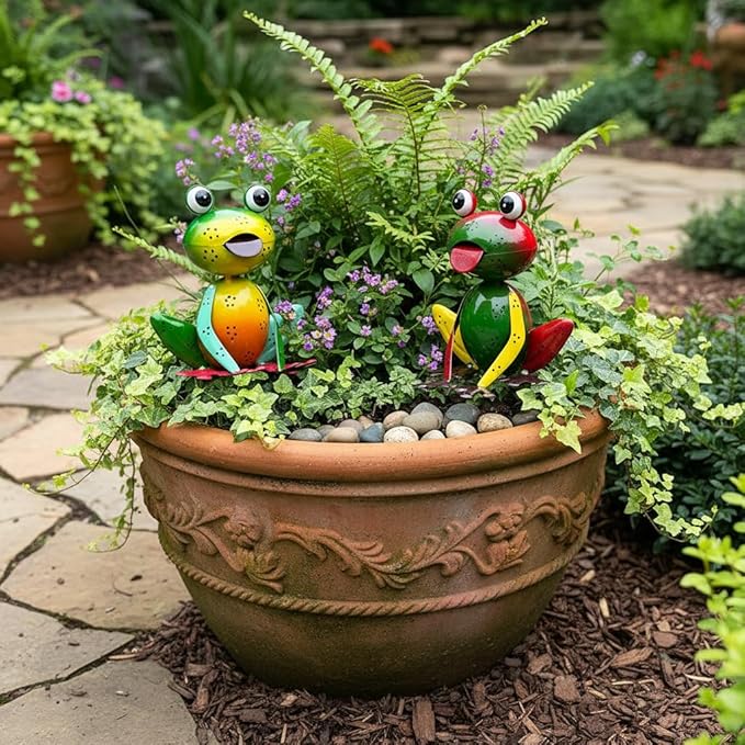 Metal Garden Decor for Outside Set of 2 Cute Small Frogs - OutdoorGarden Sculptures & Statues, Patio Lawn Backyard Fence Porch Decor, Metal Yard Art Ornaments, Garden Gifts for Mom Women Grandma
