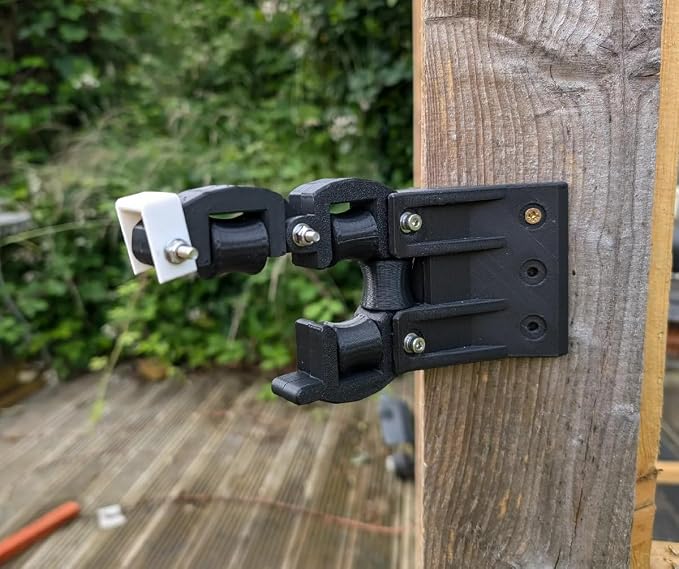 Garden Hose Corner Guide with Hinged Opening, Wall Mount, for Sheds, Posts and Buildings (with hinged opening)