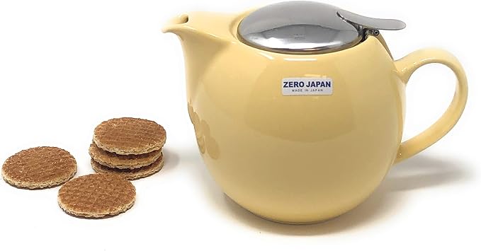 ZERO JAPAN Bee House Round Teapot For One, 24 Oz - Ceramic Tea Pot with Stainless Steel Lid and Infuser, Smooth-Pour Spout, Diswasher and Microwave Safe Tea Pots (Banana)