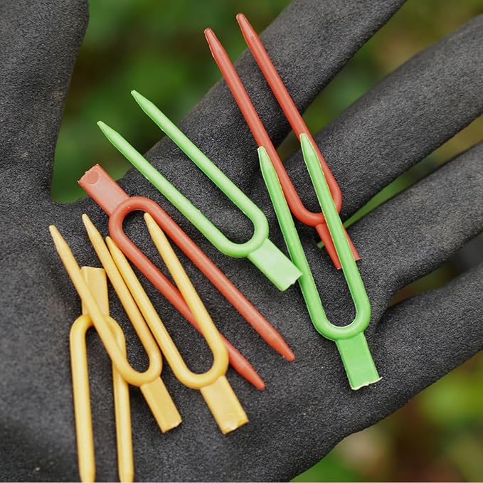 120 Pcs Plastic Strawberry Plant Support Pins Plant Clips Garden Pins for Plant Cutting,Green U-Shaped Anchor Clips for Cuttings, Strawberry Runners While They Root Green