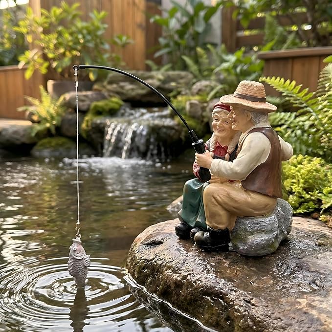 Romantic Older Couple Fishing Statue Outdoor Garden Koi Pond Decoration, Couple in Love Fisher Statues Figurine for Patio, Lawn & Yard Decor, Resin Garden Decoration, Elder Lover Fishing Sculpture
